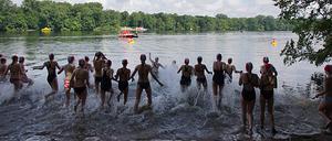Das traditionelle Schwimmen rund um die Insel Scharfenberg ist eines der größten Sportevents für Schüler in Berlin.