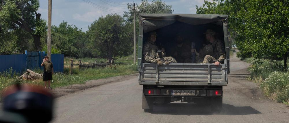 Ukrainische Soldaten in einem Auto in der Region Dnipropetrowsk