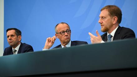 Kanzler Friedrich Merz und Olaf Lies (L) sowie MIchale Kretschmer (R) am Mittwochnachmittag im Kanzleramt.