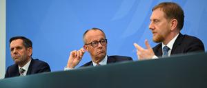 Kanzler Friedrich Merz und Olaf Lies (L) sowie MIchale Kretschmer (R) am Mittwochnachmittag im Kanzleramt.