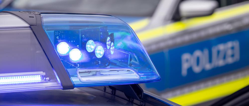 ARCHIV - 04.08.2021, Bayern, Nürnberg: Ein Blaulicht auf dem Dach eines Polizeifahrzeugs. (zu dpa: «Drei Festnahmen nach Raubüberfall auf Fast-Food-Restaurant») Foto: Daniel Karmann/dpa +++ dpa-Bildfunk +++