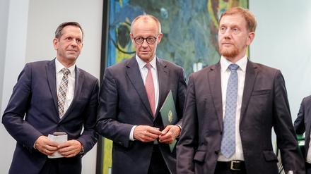 Für den neuen Kanzler war es die erste offizielle Ministerpräsidentenkonferenz: Friedrich Merz (CDU, Mitte) mit Niedersachsens Regierungschef Olaf Lies (SPD, links) und dem sächsischen Ministerpräsidenten Michael Kretschmer (CDU)