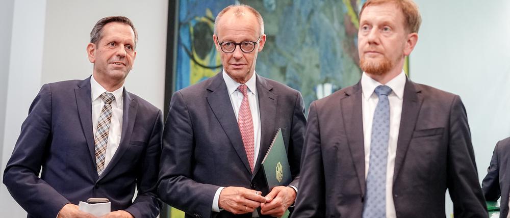 Für den neuen Kanzler war es die erste offizielle Ministerpräsidentenkonferenz: Friedrich Merz (CDU, Mitte) mit Niedersachsens Regierungschef Olaf Lies (SPD, links) und dem sächsischen Ministerpräsidenten Michael Kretschmer (CDU)