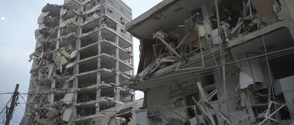 Israelische Sicherheitskräfte inspizieren zerstörte Gebäude, die von einer aus dem Iran abgefeuerten Rakete getroffen wurden.
