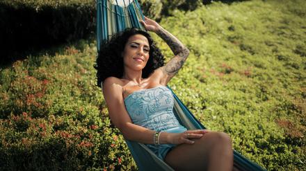 In der Reality-Show zieht eine sogenannte Single-Lady - nun also Miras - mit vielen flirtwilligen Männern in eine luxuriöse Villa in Griechenland. 