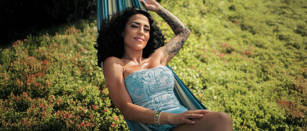 In der Reality-Show zieht eine sogenannte Single-Lady - nun also Miras - mit vielen flirtwilligen Männern in eine luxuriöse Villa in Griechenland.