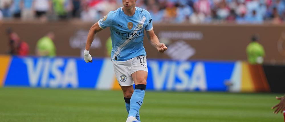 Phil Foden trifft kurz nach dem Anpfiff.