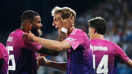 Nelson Weiper (r) jubelt über sein 2:0.