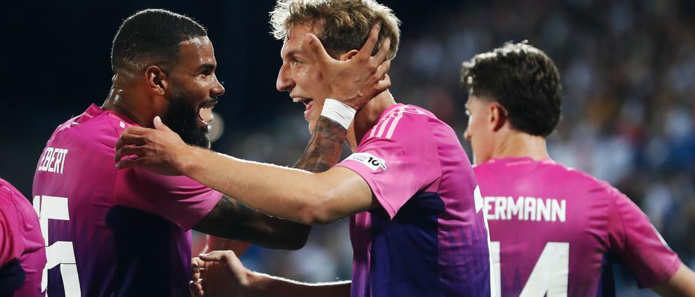 Nelson Weiper (r) jubelt über sein 2:0.