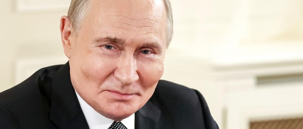 Dass er zweifacher Großvater ist, hatte Putin bereits früher erwähnt - ohne Namen oder Alter der Enkel zu nennen.