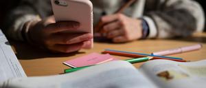 Einer neuen Umfrage zufolge gibt es eine breite Mehrheit für Einschränkungen der Nutzung von privaten Handys an Schulen.