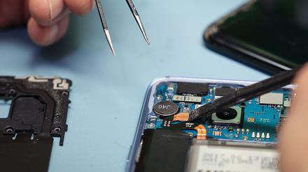 Ab dem 20. Juni sollen Kundinnen und Kunden mit dem Energielabel wissen, wie leicht ein Handy zu reparieren ist. (Symbolbild)