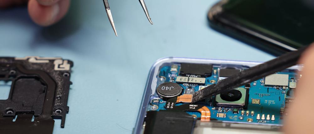 Ab dem 20. Juni sollen Kundinnen und Kunden mit dem Energielabel wissen, wie leicht ein Handy zu reparieren ist. (Symbolbild)