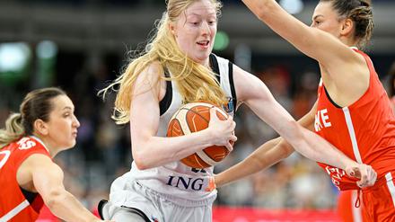 Frieda Bühner (M) und die deutschen Basketballerinnen würden sich über einen Besuch von Dirk Nowitzki freuen.