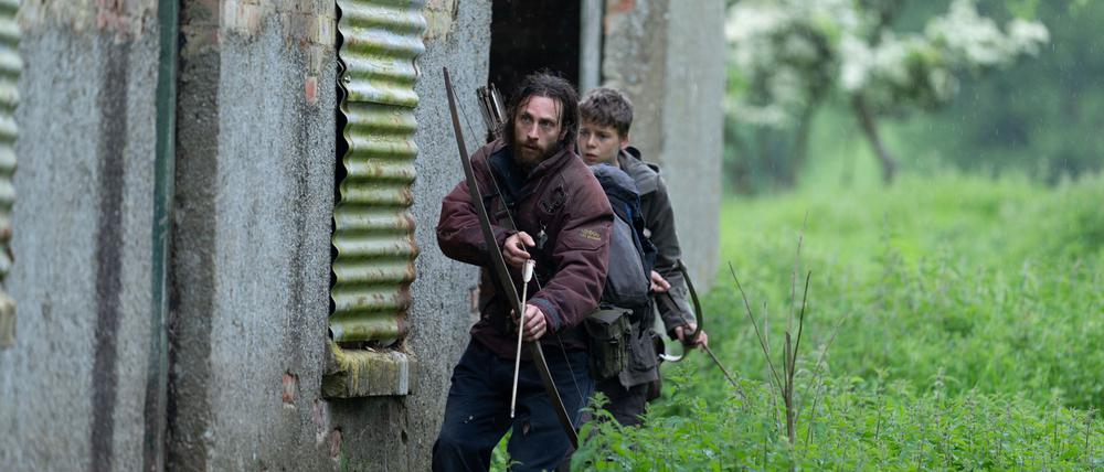 Jamie (Aaron Taylor-Johnson) erkundet mit seinem Sohn Spike (Alfie Williams) das Festland, wo es vor Infizierten wimmelt.