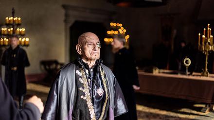 Ben Kingsley als König Albrecht in einer Szene des Films.