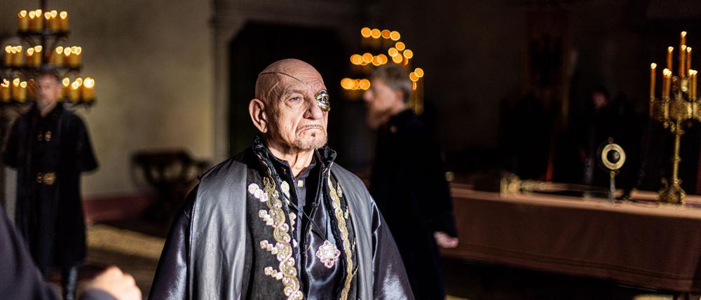 Ben Kingsley als König Albrecht in einer Szene des Films.