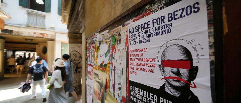 Gegen die Hochzeit von Amazon-Gründer Jeff Bezos und Laura Sánchez gibt es Proteste.