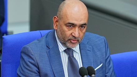 Bundestagsvizepräsident Omid Nouripour (Bündnis 90/Die Grünen) spricht nach der Regierungserklärung des Bundeskanzlers im Plenum des Bundestags. 