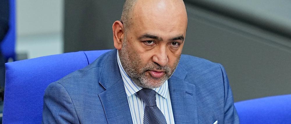 Bundestagsvizepräsident Omid Nouripour (Bündnis 90/Die Grünen) spricht nach der Regierungserklärung des Bundeskanzlers im Plenum des Bundestags. 