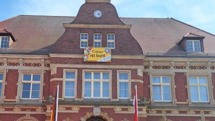 In der Stadt Calau wurde ein Banner mit der Aufschrift „Calau ist bunt“ an das Rathaus gehängt.