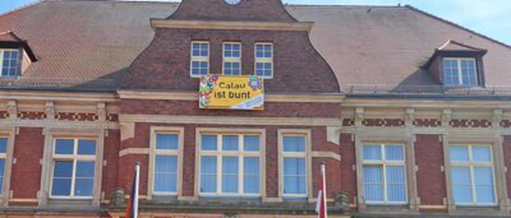 In der Stadt Calau wurde ein Banner mit der Aufschrift „Calau ist bunt“ an das Rathaus gehängt.