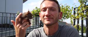 Lev rettet Babyeichhörnchen Monkey vor einer Krähe und päppelt es auf. Foto: Franziska Apfel