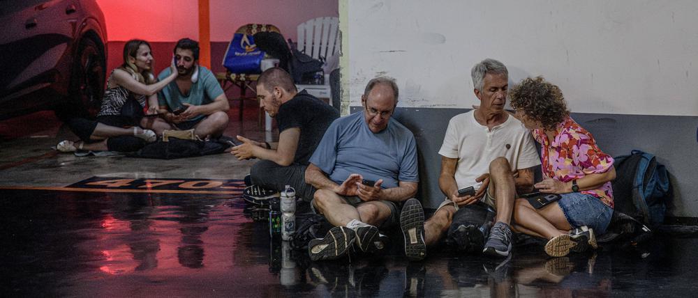 Menschen in Tel Aviv suchen Zuflucht vor iranischen Raketenangriffen.