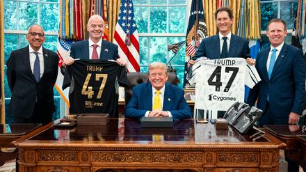 US-Präsident Donald Trump posiert für ein Foto mit Carlos Cordeiro (l), ehemaliger Präsident des amerikanischen Fußballverbandes, FIFA-Präsident Gianni Infantino (2.v.l) und anderen im Oval Office. 