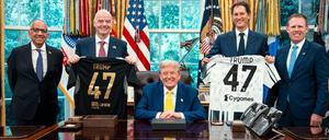 US-Präsident Donald Trump posiert für ein Foto mit Carlos Cordeiro (l), ehemaliger Präsident des amerikanischen Fußballverbandes, FIFA-Präsident Gianni Infantino (2.v.l) und anderen im Oval Office. 