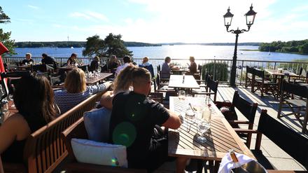 Biergarten der Wannsee-Terrassen in Berlin-Wannsee.