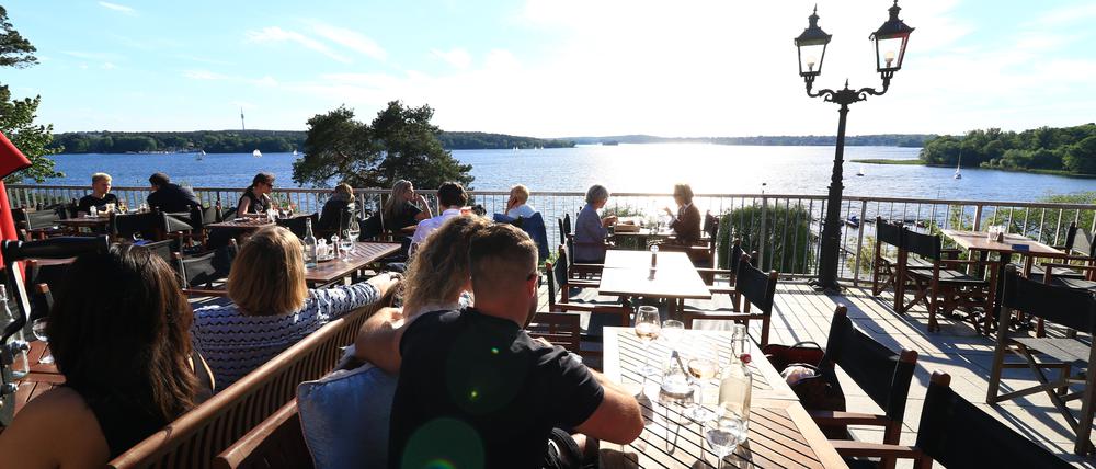 Biergarten der Wannsee-Terrassen in Berlin-Wannsee.