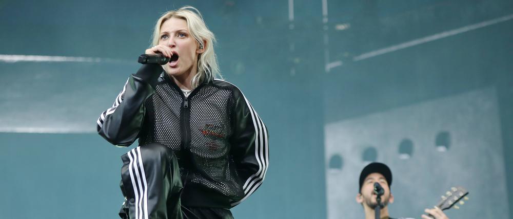 Linkin Park mit Sängerin Emily Armstrong beim Konzert im Olympiastadion.