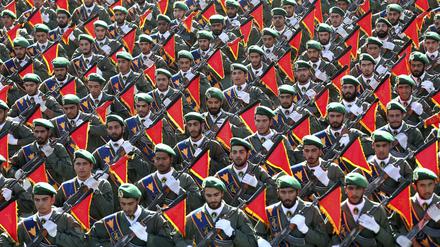 Mitglieder der iranischen Revolutionsgarde nehmen an einer Militärparade teil. 