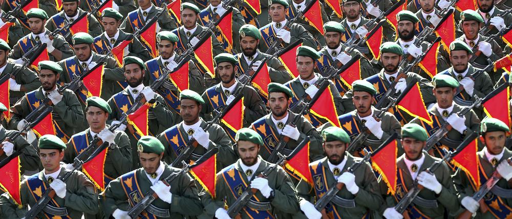 Mitglieder der iranischen Revolutionsgarde nehmen an einer Militärparade teil.