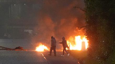 Portadown letzte Woche: Ein Feuer brennt während Ausschreitungen nach einem mutmaßlichen Übergriff auf ein Mädchen.