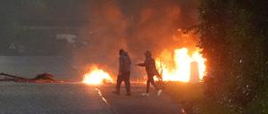 Portadown letzte Woche: Ein Feuer brennt während Ausschreitungen nach einem mutmaßlichen Übergriff auf ein Mädchen.