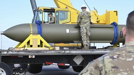 Auf diesem von der US-Luftwaffe 2023 veröffentlichten Foto sehen sich Luftwaffenangehörige auf dem Luftwaffenstützpunkt Whiteman in Missouri einen Bunkerbrecher GBU-57 an.
