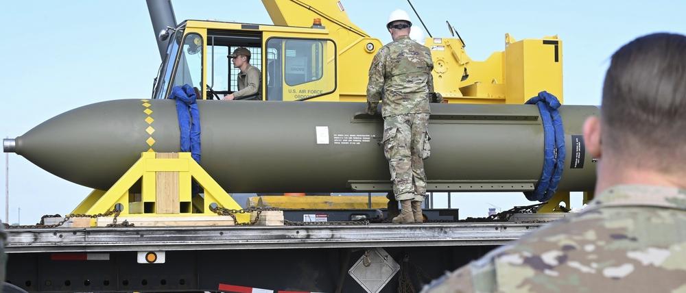 Auf diesem von der US-Luftwaffe 2023 veröffentlichten Foto sehen sich Luftwaffenangehörige auf dem Luftwaffenstützpunkt Whiteman in Missouri einen Bunkerbrecher GBU-57 an.