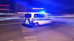 Ein Polizeiauto fährt mit Blaulicht durch Berlin. (Symbolbild)