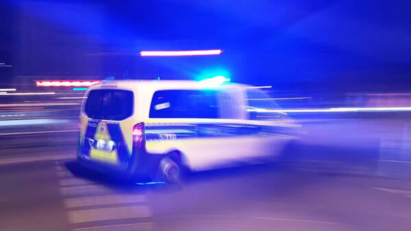Ein Polizeiauto fährt mit Blaulicht durch Berlin. (Symbolbild)
