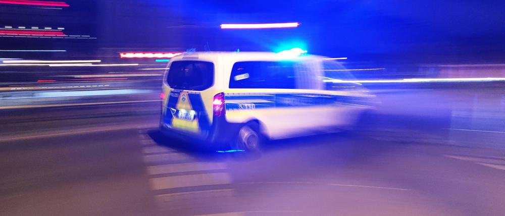 Einsatzkräfte der Polizei sind in der Silvesternacht unterwegs nahe Kottbusser Tor.