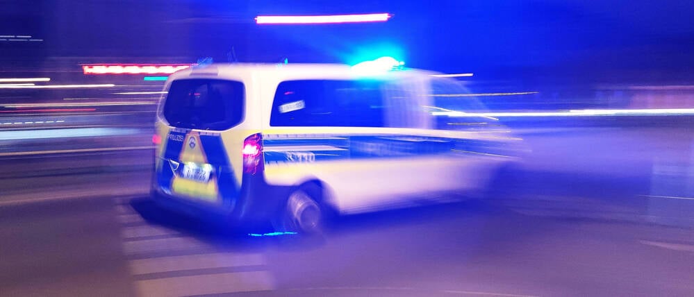 Ein Polizeiauto fährt mit Blaulicht durch Berlin. (Symbolbild)