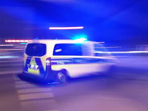 Ein Polizeiauto fährt mit Blaulicht durch Berlin. (Symbolbild)