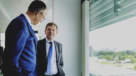 Zwei CDU-Parteifreunde am Rande des Bundeskabinetts in der vergangenen Woche - Kanzler Friedrich Merz und sein Außenminister Johann Wadephul (rechts)