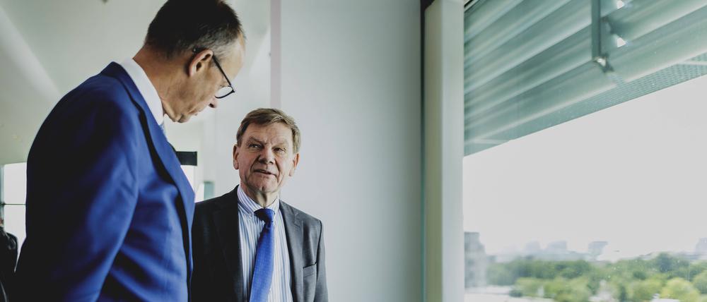 Zwei CDU-Parteifreunde am Rande des Bundeskabinetts in der vergangenen Woche - Kanzler Friedrich Merz und sein Außenminister Johann Wadephul (rechts)