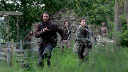 Der zwölfjährige Spike (Alfie Williams) wird von seinem Vater (Aaron Taylor-Johnson) zur Zombie-Jagd ausgebildet.