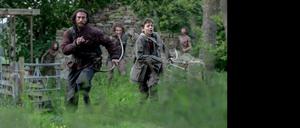 Der zwölfjährige Spike (Alfie Williams) wird von seinem Vater (Aaron Taylor-Johnson) zur Zombie-Jagd ausgebildet.