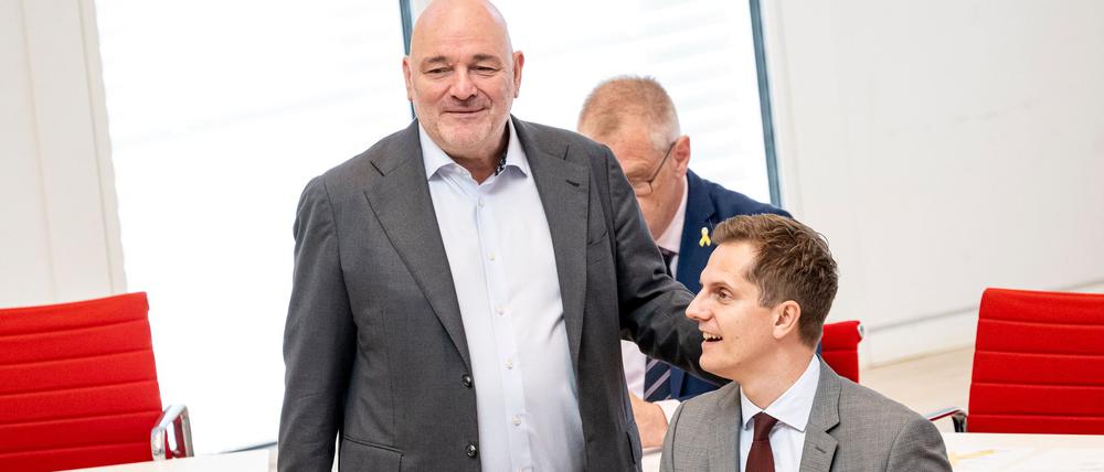 Der Brandenburger Landtag hat den umstrittenen Doppelhaushalt für 2025 und 2026 mit knapper Mehrheit in zweiter Lesung verabschiedet - die Schlussabstimmung findet am Freitag statt (Archivbild).