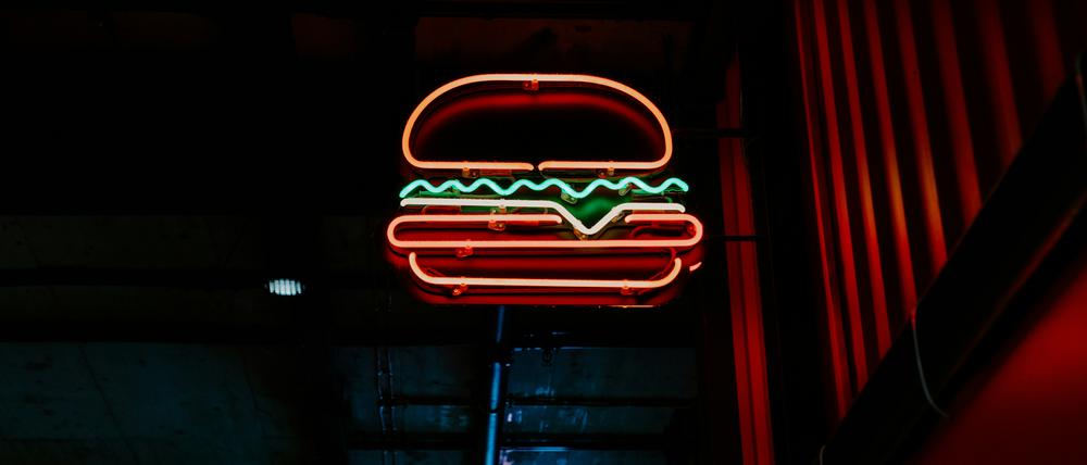 Leuchtreklame eines Burgerladens